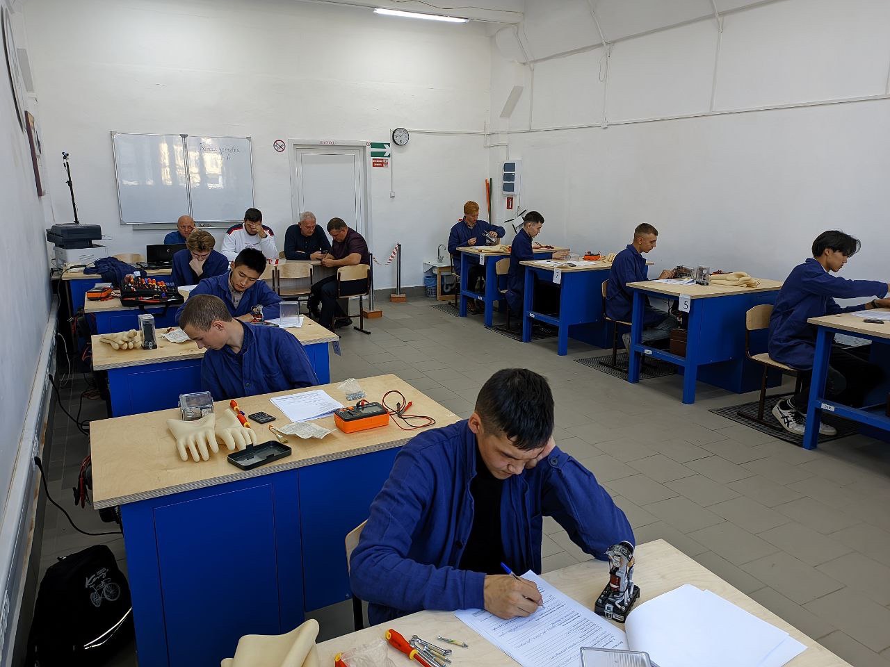 Завершился демоэкзамен по компетенции Обслуживание и ремонт ...