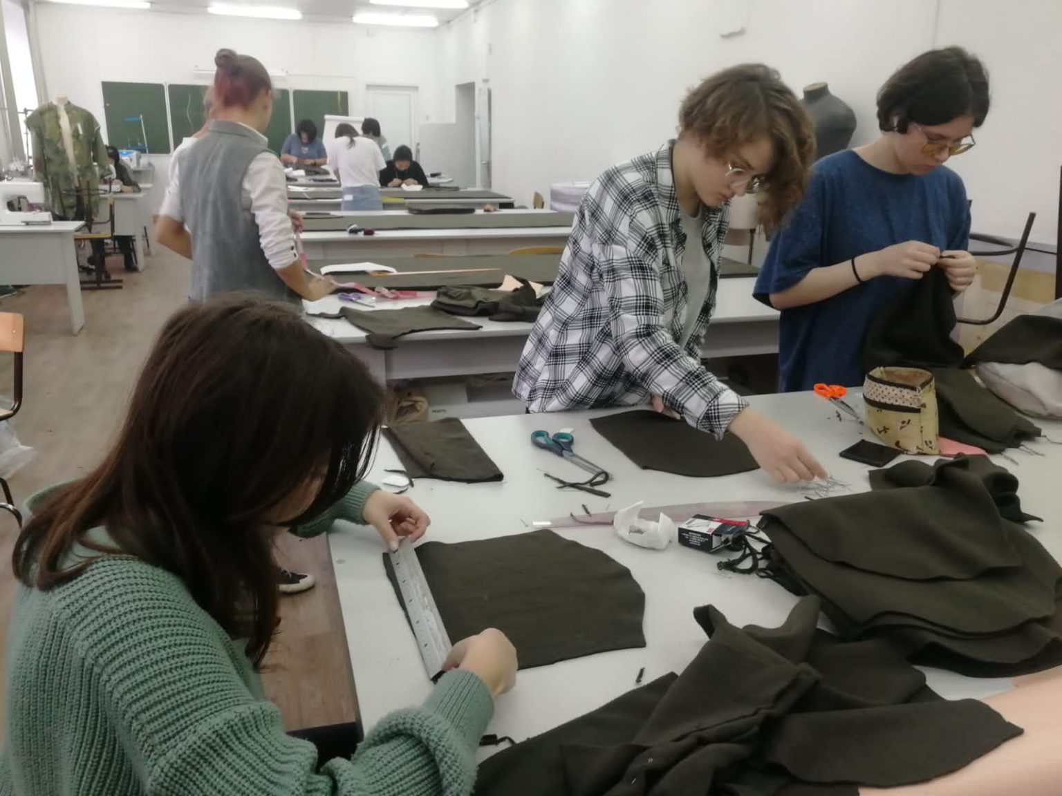 Швейный колледж г киров. Швея. Студенты шьют. Хакасский университет мода 2000. Халат учителя труда.